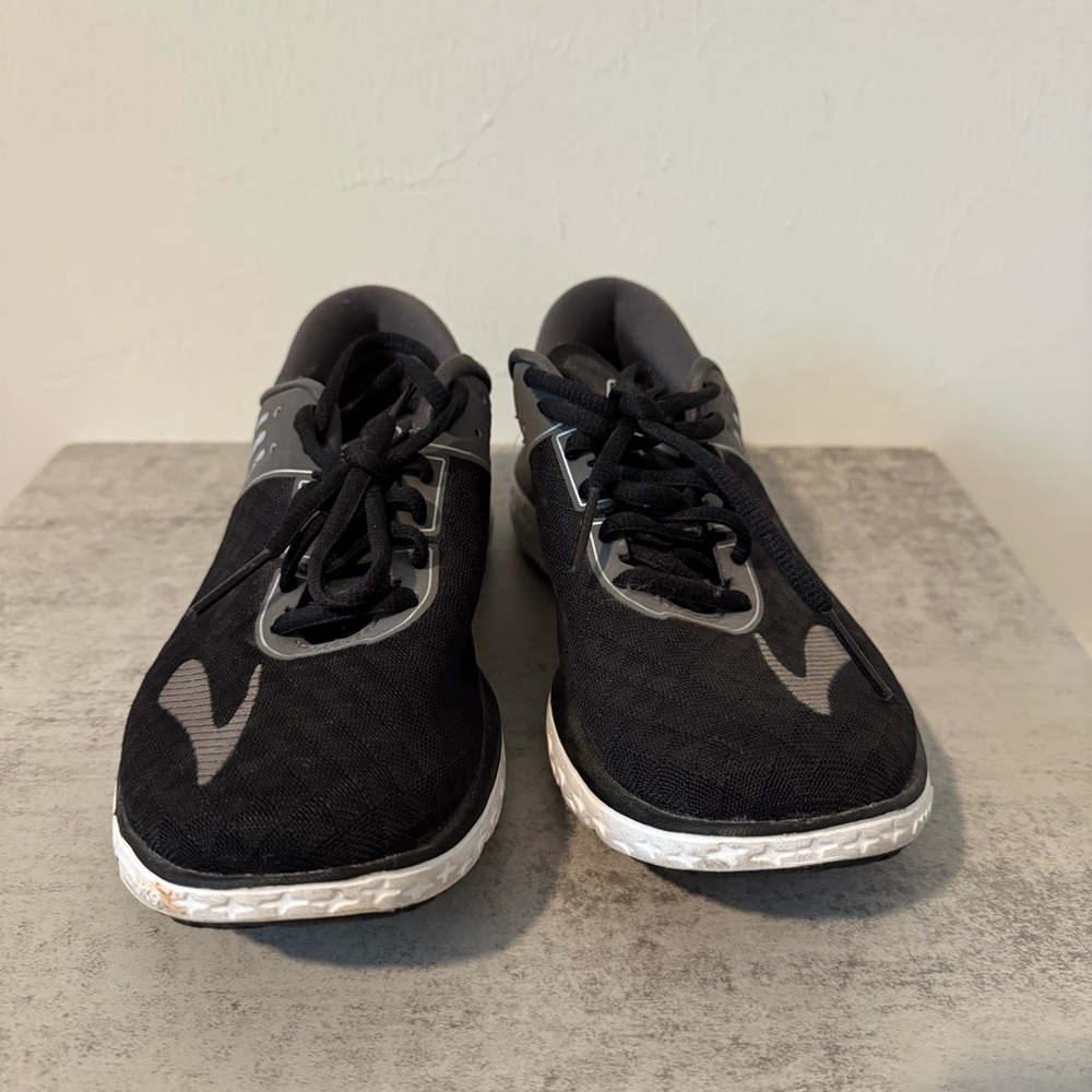 Brooks PureFlow 6 running shoes in black Size 6.5